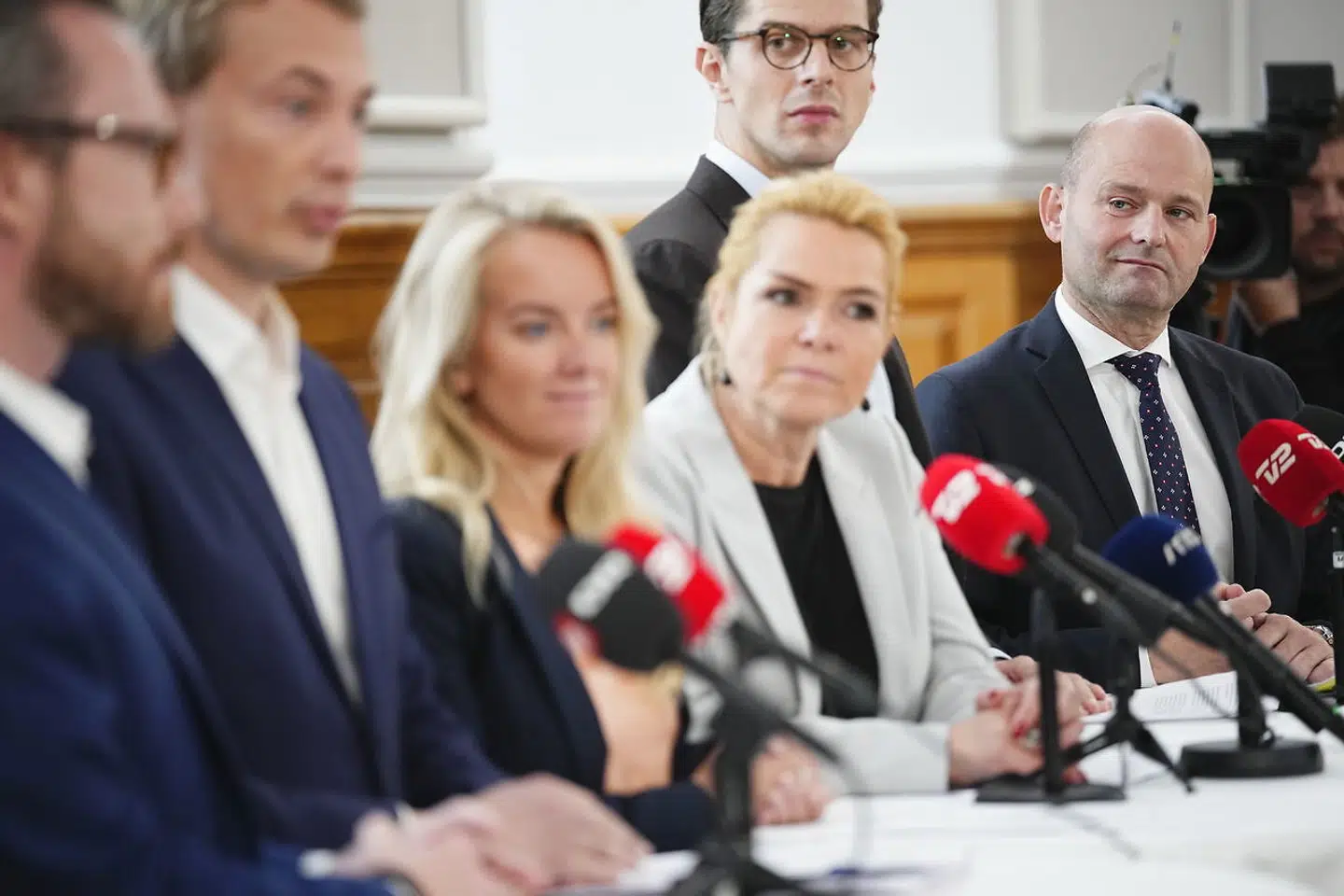 De blå partier ville signalere sammenhold, enighed og en fælles retning. Men et spørgsmål om muslimsk hovedbeklædning skabte stor splittelse, og kort efter en omdiskuteret udtalelse vendte Venstre-formand Jakob Ellemann-Jensen på en tallerken.