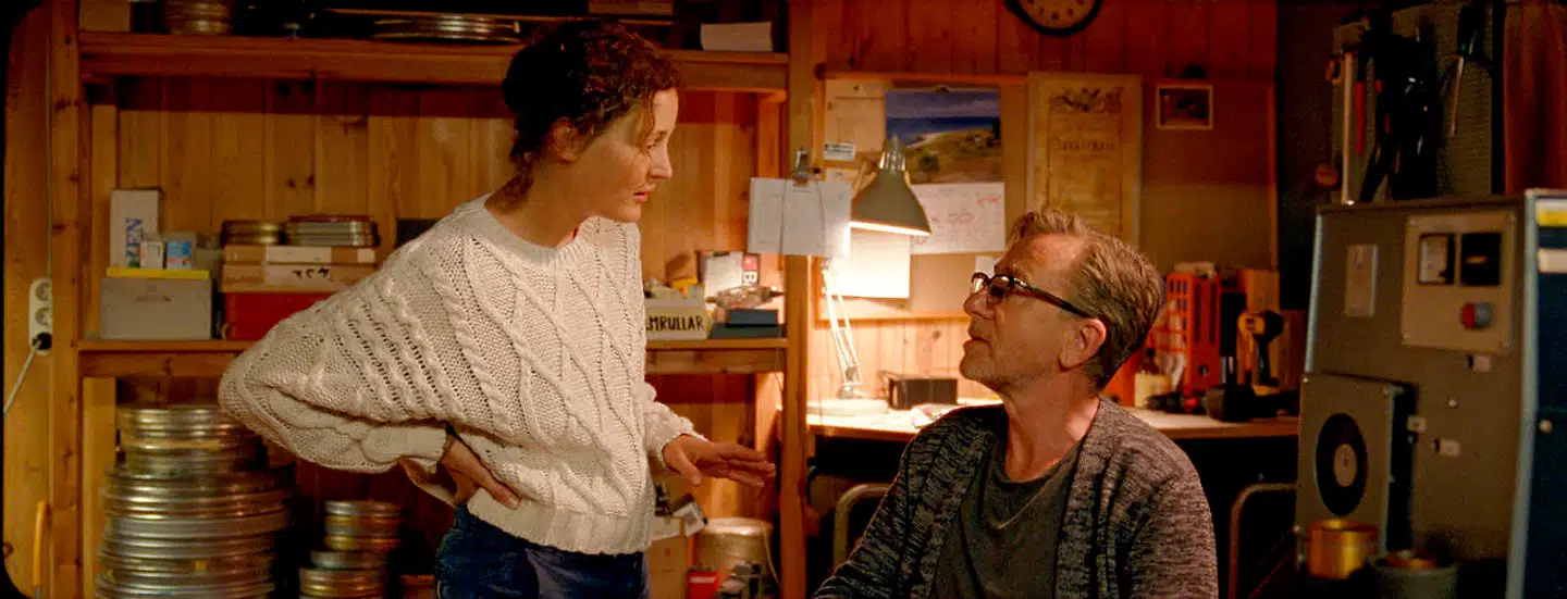 Vicky Krieps og Tim Roth spiller Chris og Tony i filmens primære spor.