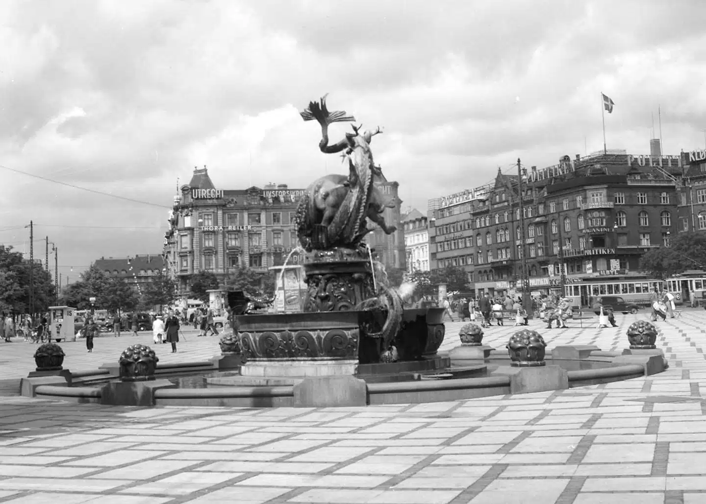 Dragespringvandet, der af nogen også er kendt som »Spytbakken«, får nu en central placering på Rådhuspladsen.