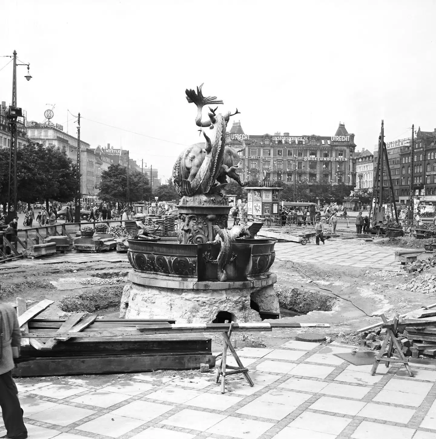 Dragespringvandet blev første gang flyttet i forbindelse med, at H.C. Andersens Boulevard blev indviet. Det var også i den anledning, at kummen blev fjernet.