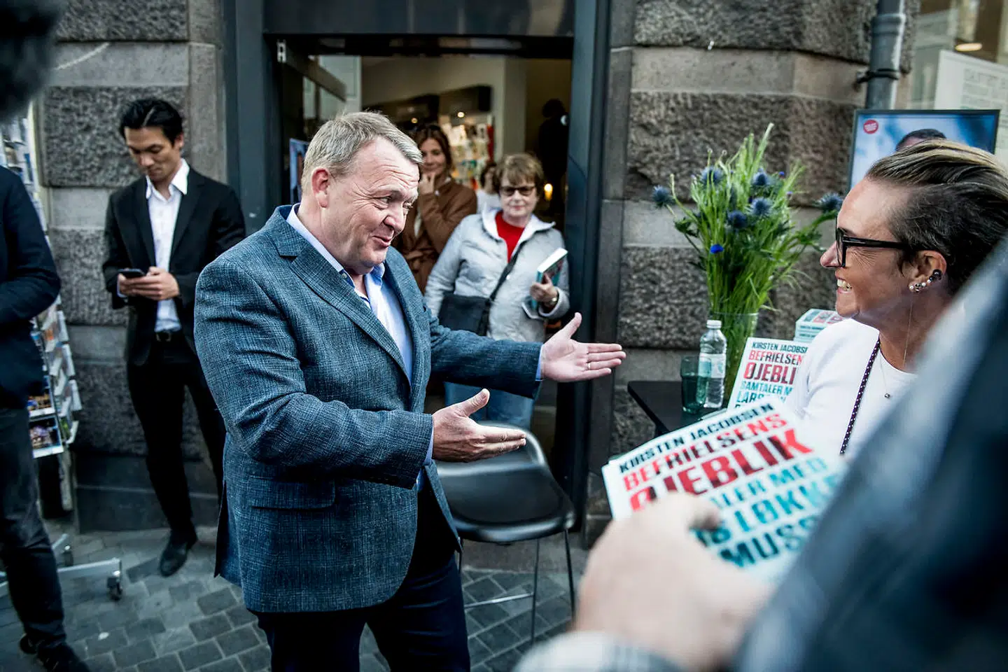 »Det føles som et deja-vu, som i filmen »Groundhog Day«. Nu vil Mette Frederiksen have en bred regering. I 2019 var det daværende statsminister Lars Løkke Rasmussen, der smed kravet ind som en bombe i valgkampen via bogen 'Befrielsens Øjeblik',« skriver Tom Jensen.