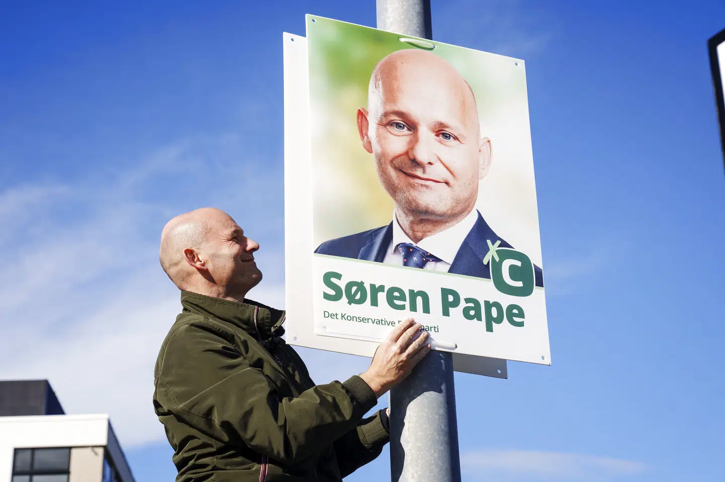 K-formand Søren Pape Poulsen hænger valgplakater op lørdag. De seneste måneder er der blevet ved med at dukke sager op, som har skabt problemer for formanden. Bo Amstrup/Ritzau Scanpix
