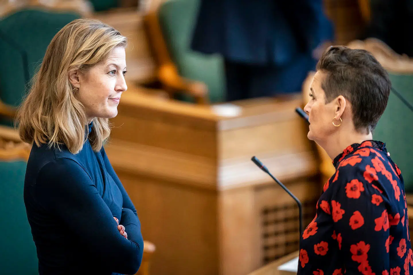 Pia Olsen Dyhr og Sofie Carsten Nielsen før åbningsdebatten i Folketinget i København, torsdag den 6. oktober 2022.. (Foto: Mads Claus Rasmussen/Ritzau Scanpix)