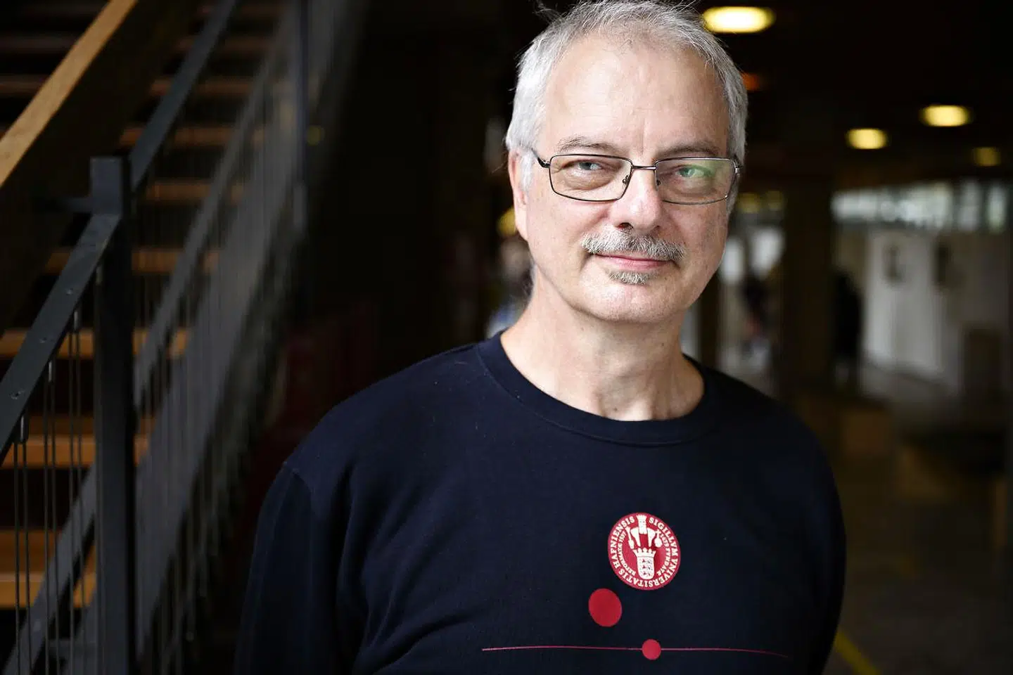 »Meldals bidrag tog udgangspunkt i, at der skete noget uventet i et rutineforsøg. Det ville have fået mange til at kassere forsøget. Men ikke Meldal, der fik et heureka-øjeblik og så potentialet i det uventede. Den slags kendetegner en stor forsker,« skriver Ole P. Kristensen i denne leder.