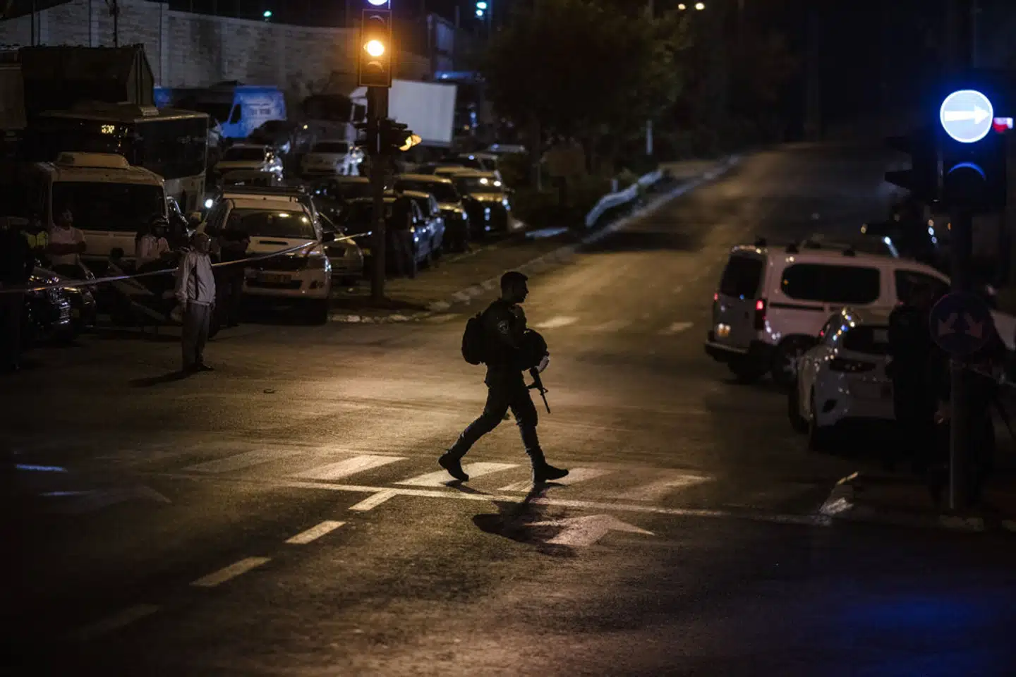 En person fra den israelske sikkerhedsstyrke går rundt i de gader, hvor israelsk soldat lørdag mistede livet. - Foto: Ilia Yefimovich/Ritzau Scanpix