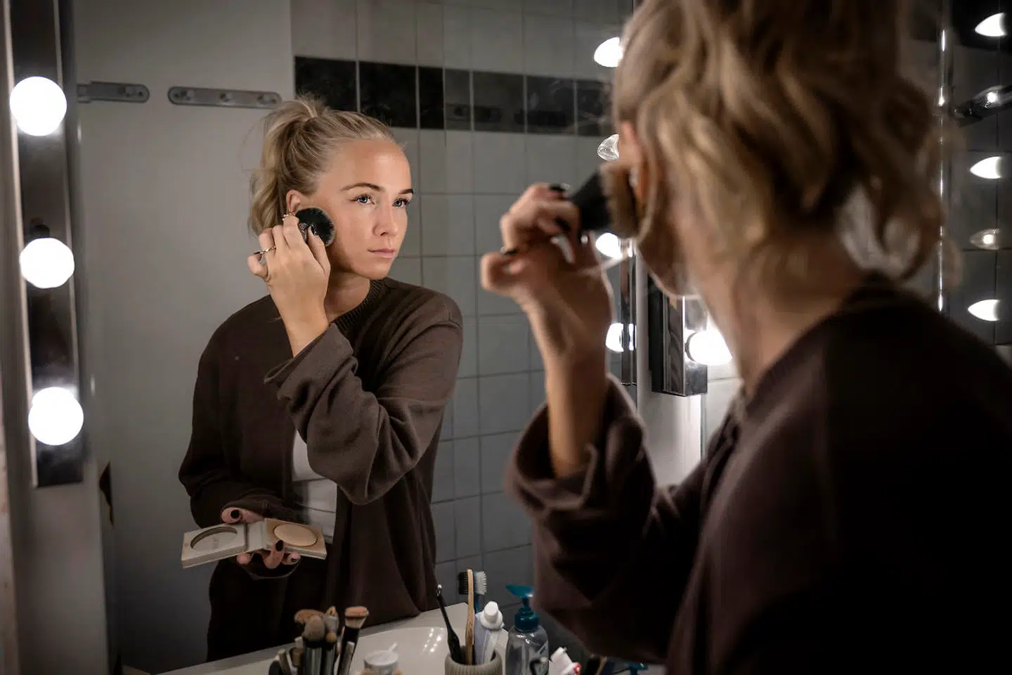 Som helt lille blev Karla Rosalina klædt i kønsneutrale farver. Ingen skulle trække en kønsidentitet ned over et barn. Som tre-årig insisterede hun på at gå i lyserødt, ønskede sig sminkespejl og ville helst lege med piger.