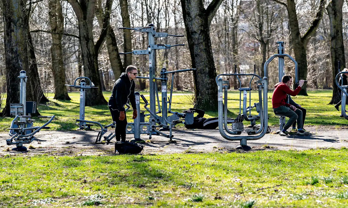Udendørs fitnessarealer er et eksempel på et byrum, hvor unge kvinder kan have svært ved at opholde sig, siger byplanlægger.
