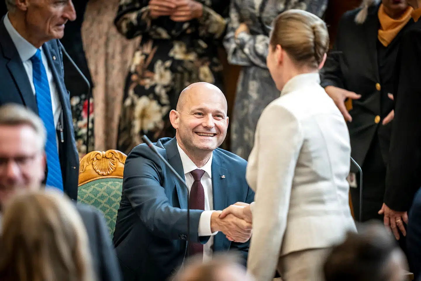 Statsminister Mette Frederiksen har sagt, at De Konservatives skatteplan vil medføre 40.000 fyringer i det offentlige, og da selvsamme Frederiksen onsdag eftermiddag udskrev valg, spurgte hun retorisk – og med tydelig hilsen til Søren Pape Poulsens parti – om »tiden er til at kaste Danmark ud i et historisk eksperiment og afskaffe topskatten?« Hvorfor vil S så pludselig have en regering med både blå og røde partier?