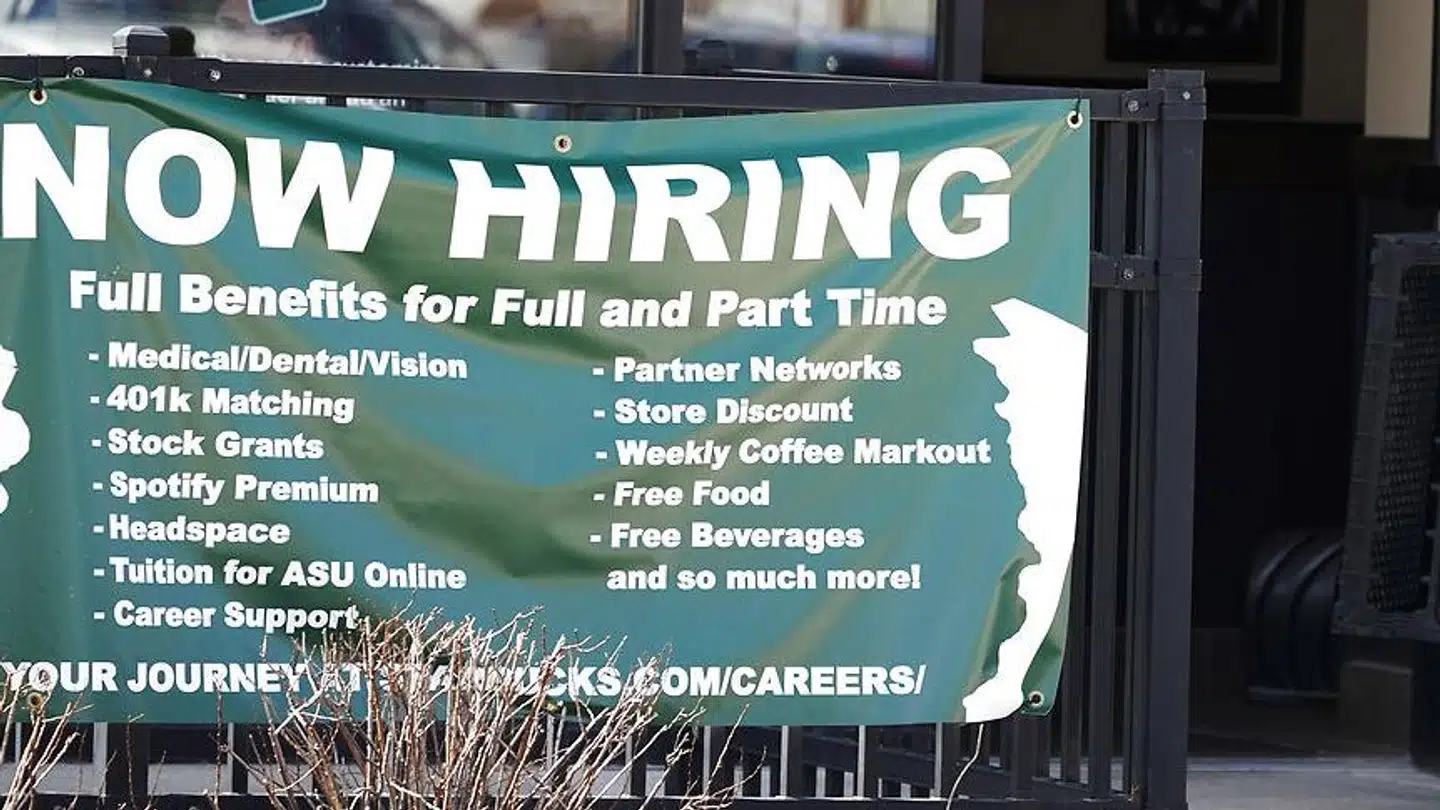 Den store mangel på arbejdskraft i USA betyder ikke kun, at det er nemt at finde et nyt job, men også at man får højere løn og bedre sociale ordninger med i købet.