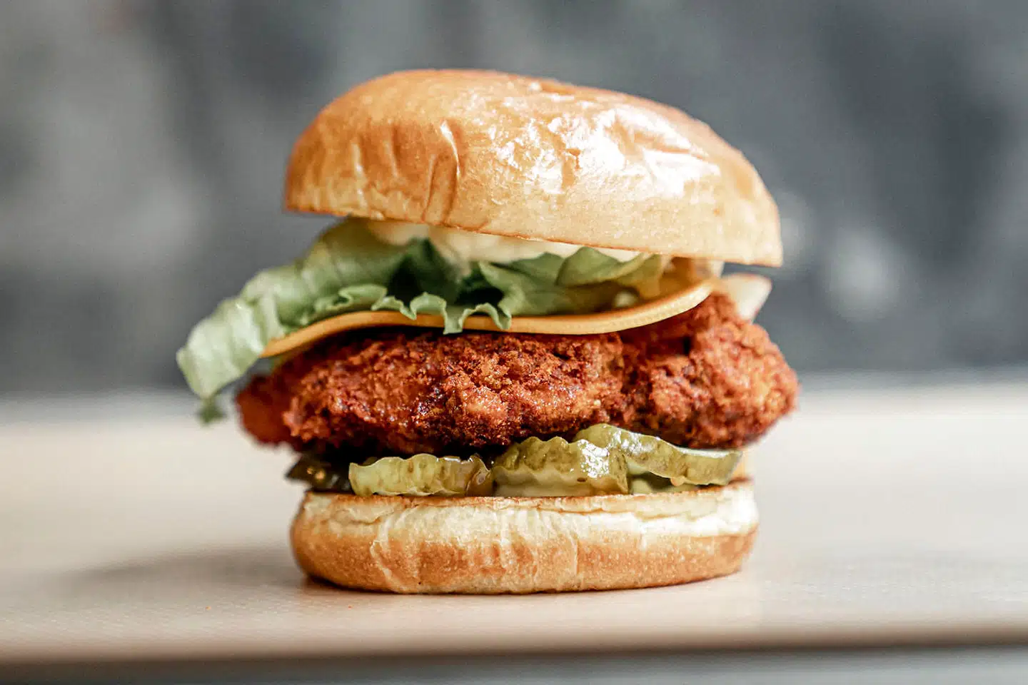 Med alternative burgere i den her kvalitet er det svært at savne oksekød. Burgeren er et studie i sprøde teksturer, skarpe smage og saftighed.