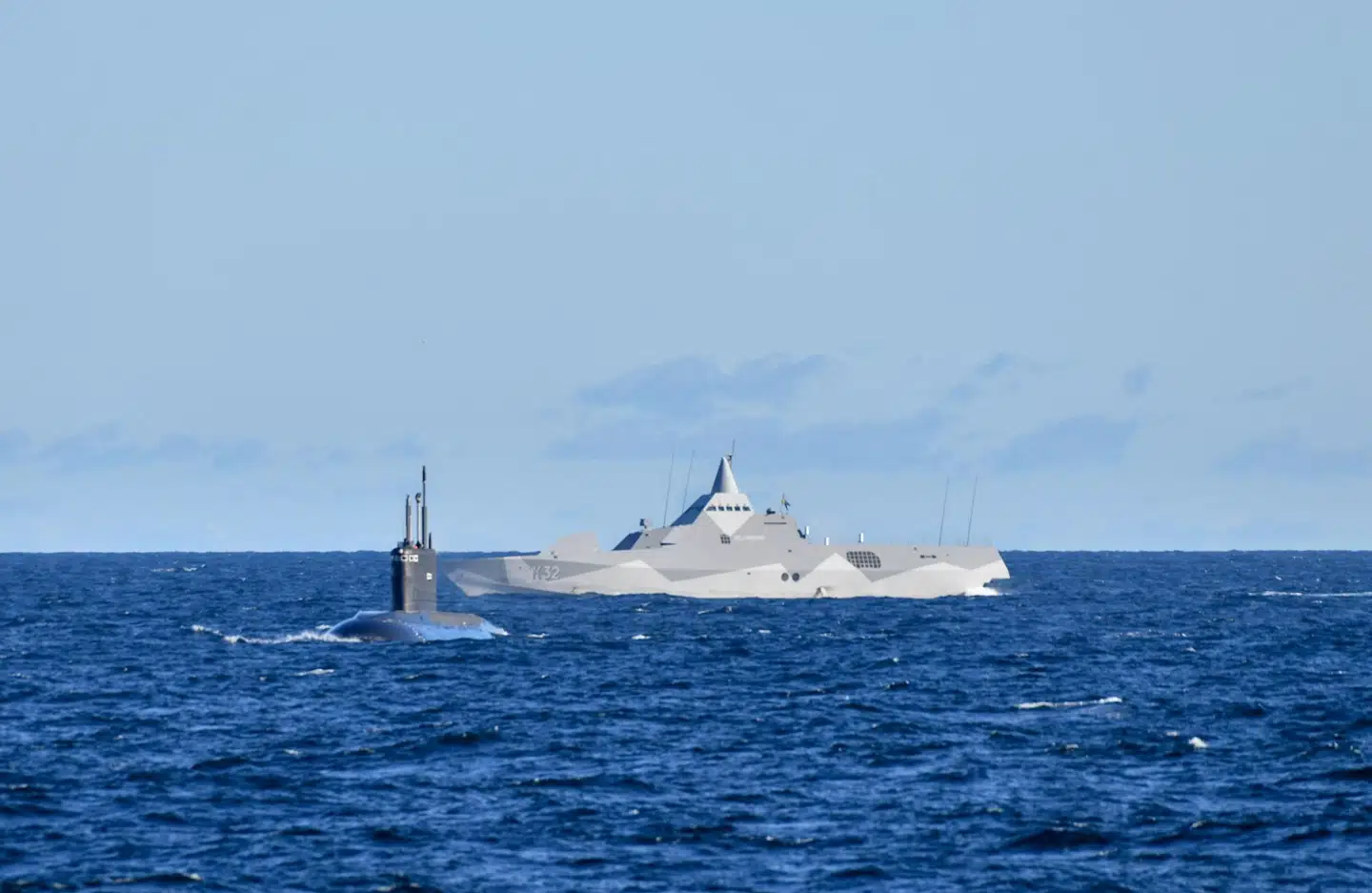 Det svenske forsvar har lagt et billede op af ubåden, som får besøg af den svenske korvet »Helsingborg«.