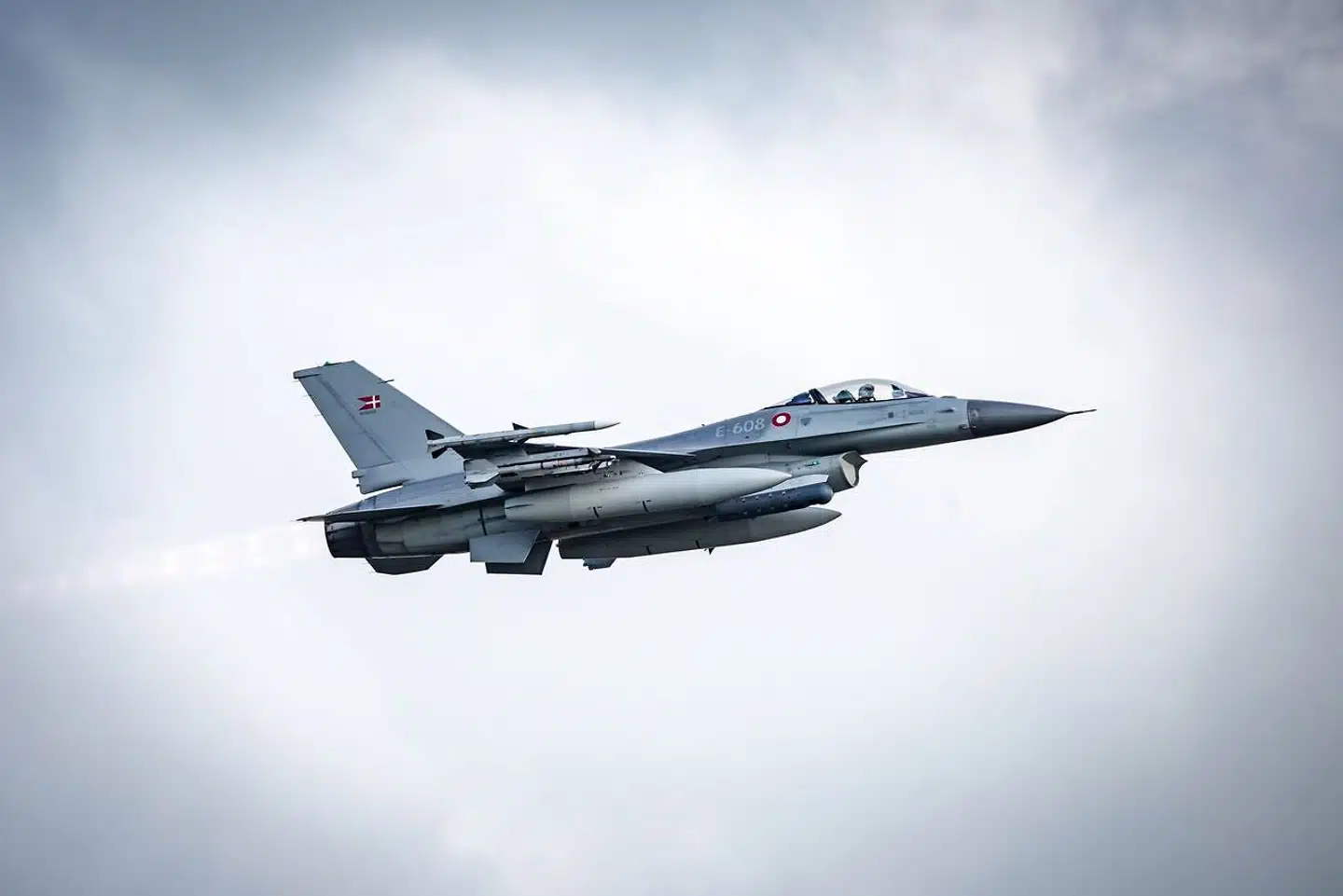 Flyvevåbnet benytter F-16 Fighting Falcon-fly til at sende russiske fly væk, når de nærmer sig dansk territorium.