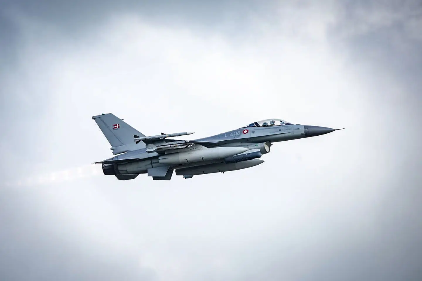 Flyvevåbnet benytter F-16 Fighting Falcon-fly til at sende russiske fly væk, når de nærmer sig dansk territorium.