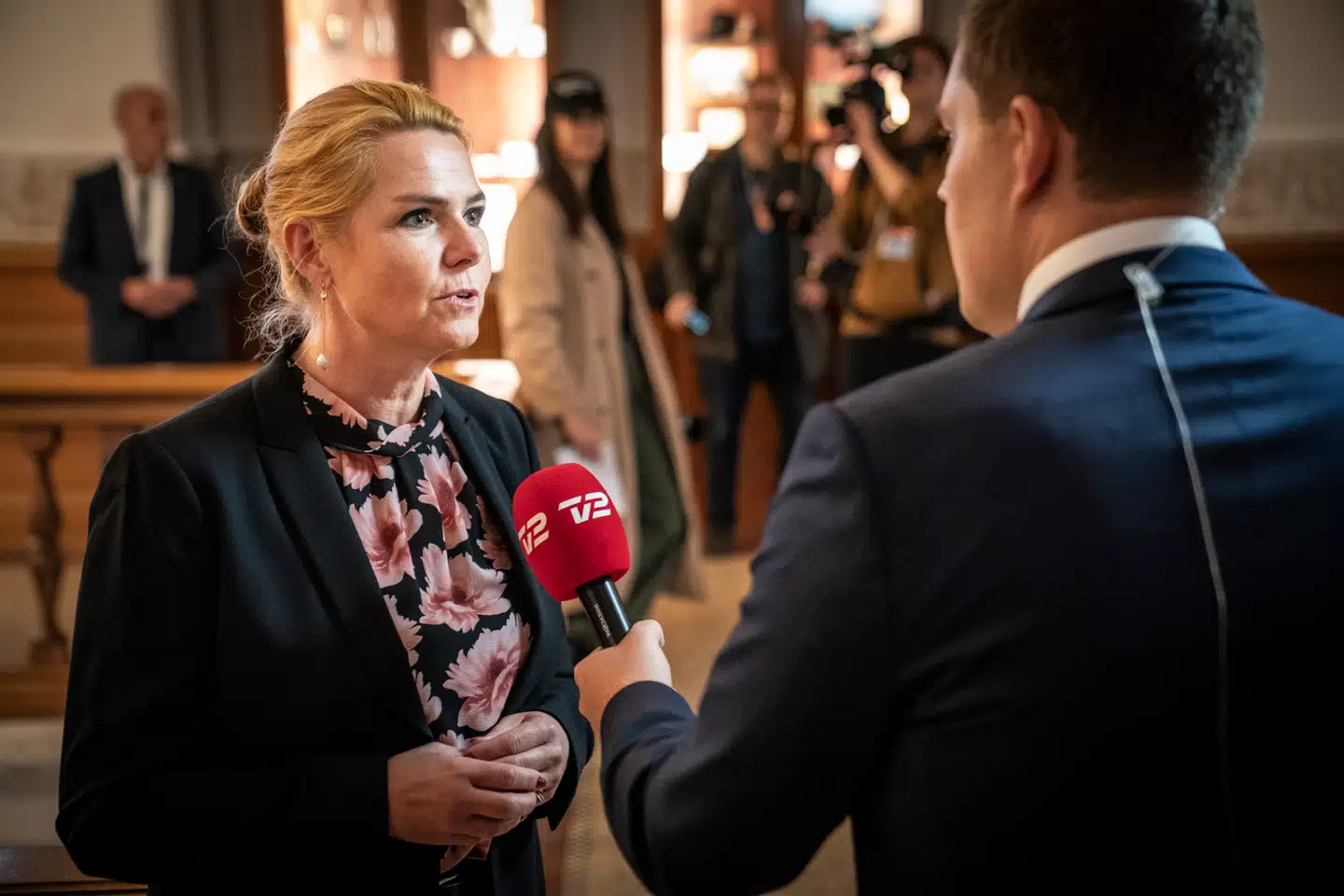 »En del datingprofiler gider ikke gøre sig den ulejlighed at skrive en profiltekst eller oversat til politiske termer; fremlægge et egentlig politisk program (...) Samme hang til overfladiskhed har vi set hos Danmarksdemokraterne, der slet ikke har fremlagt deres økonomiske politik,« skriver Camilla Søe.