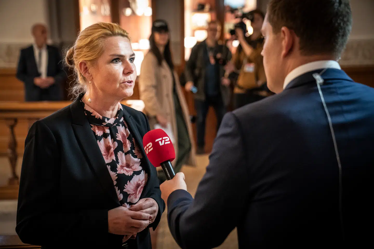 »En del datingprofiler gider ikke gøre sig den ulejlighed at skrive en profiltekst eller oversat til politiske termer; fremlægge et egentlig politisk program (...) Samme hang til overfladiskhed har vi set hos Danmarksdemokraterne, der slet ikke har fremlagt deres økonomiske politik,« skriver Camilla Søe.