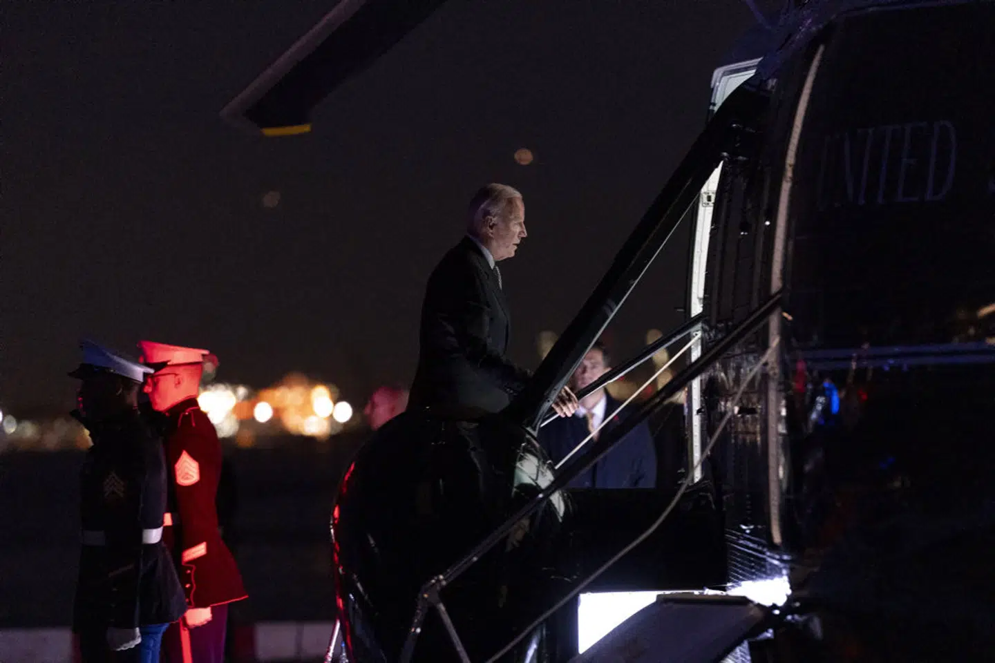 Præsident Joe Biden ses her gå om bord på »Marine One« i New York efter at have deltaget i et demokratisk kampagnearrangement torsdag, hvor han holdt tale. – Foto: Andrew Harnik/Ritzau Scanpix