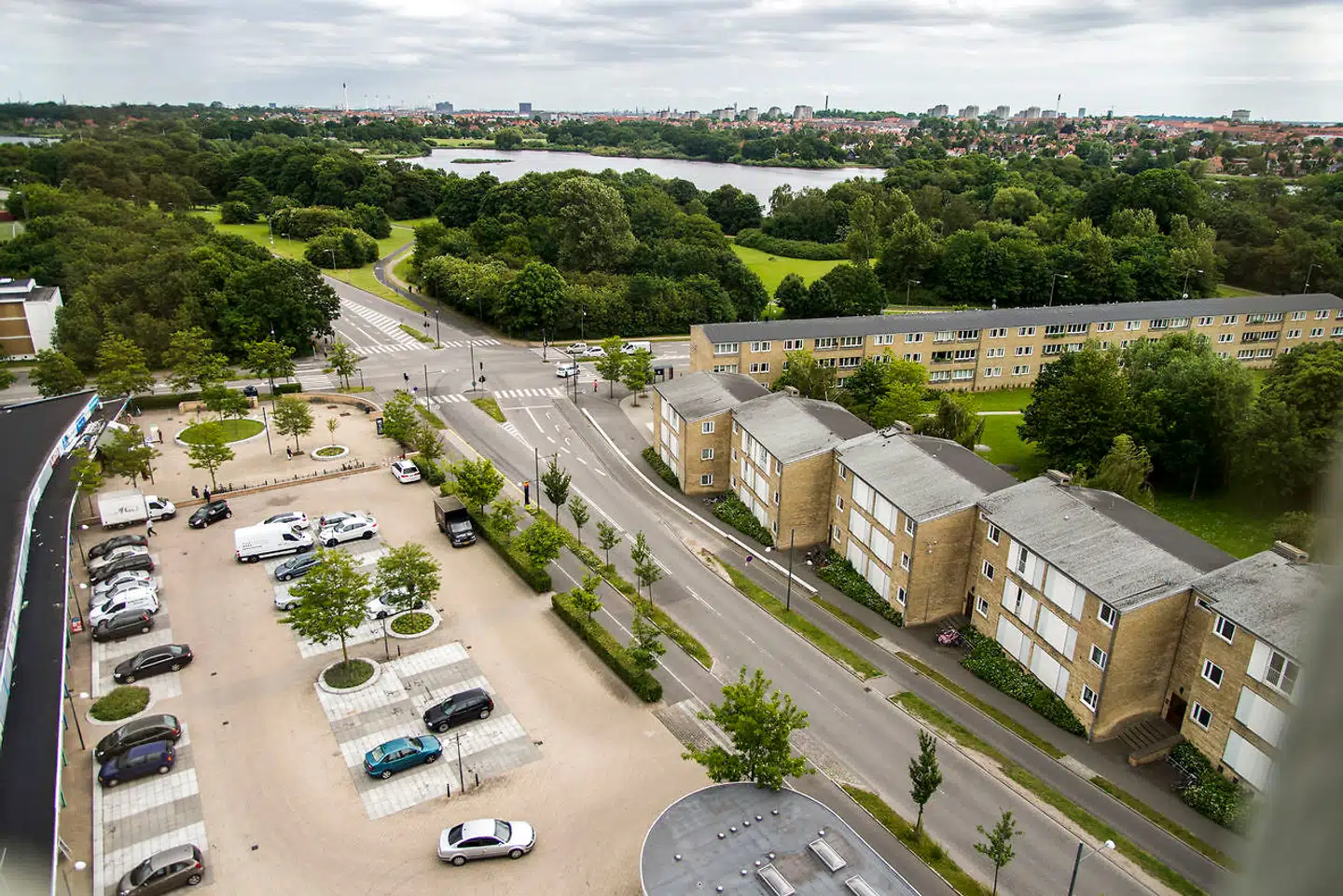 Tingbjerg figurerer på Indenrigs- og Boligministeriets liste over 12 parallelsamfund i Danmark. Det, der tidligere blev kaldt ghettolisten.