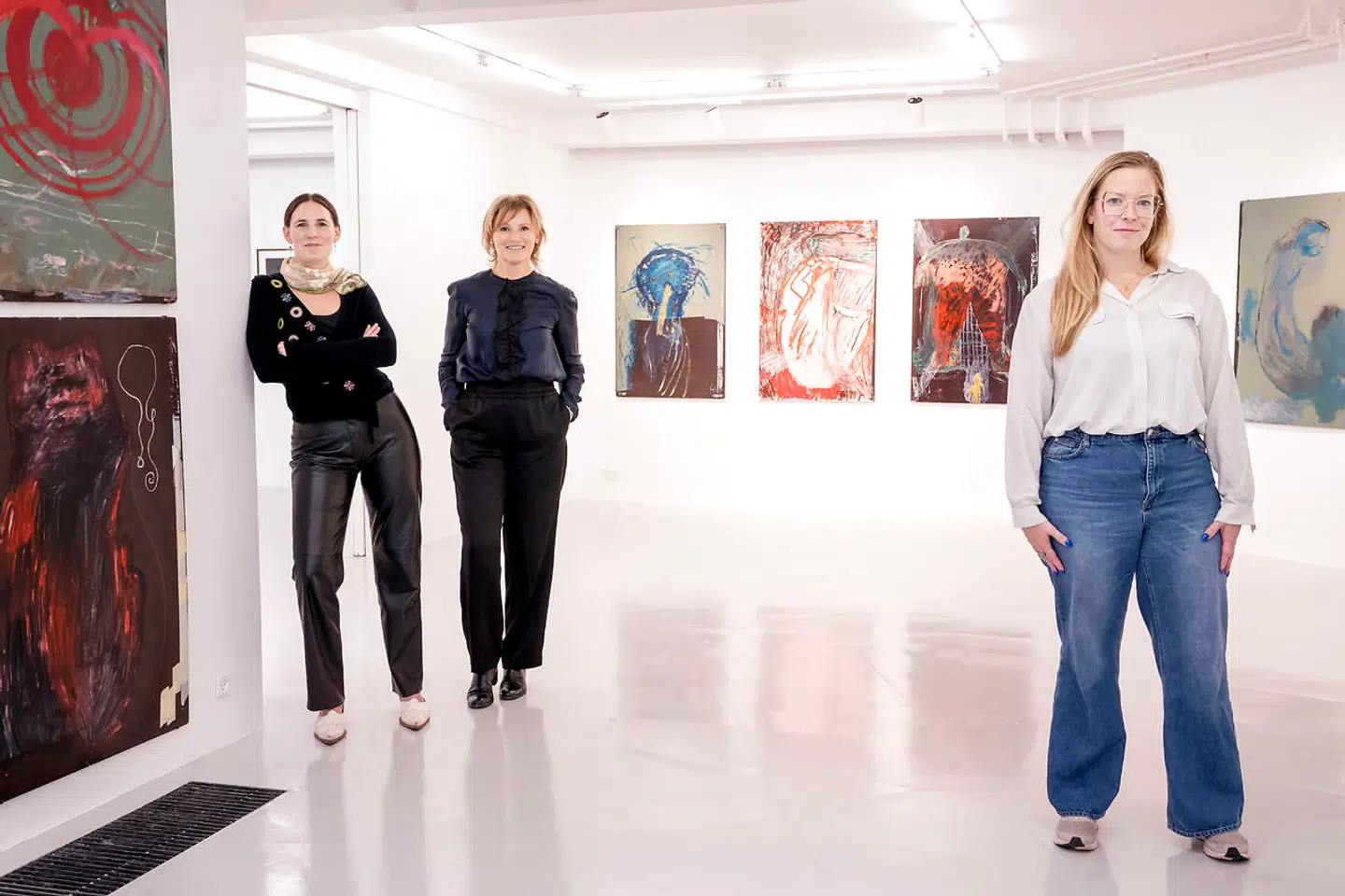 Gasværksvej er begyndt at røre på sig, hvor der bl.a. er kommer galleri, sej blomsterbutik, delikatessebutik og designbutik. Her Anne Riber th. Christina Wilson i midten og Nanna Saplana på galleriet, Gasværksvej 9.