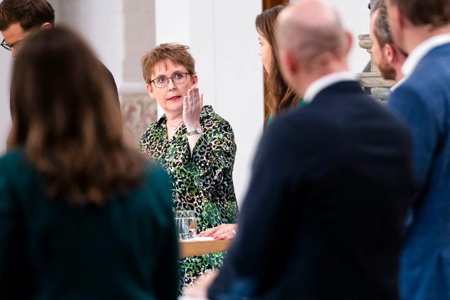 Marianne Karlsmose fra KD var partilederdebattens eneste deltager uden busker. Til gengæld var hun godt camoufleret.