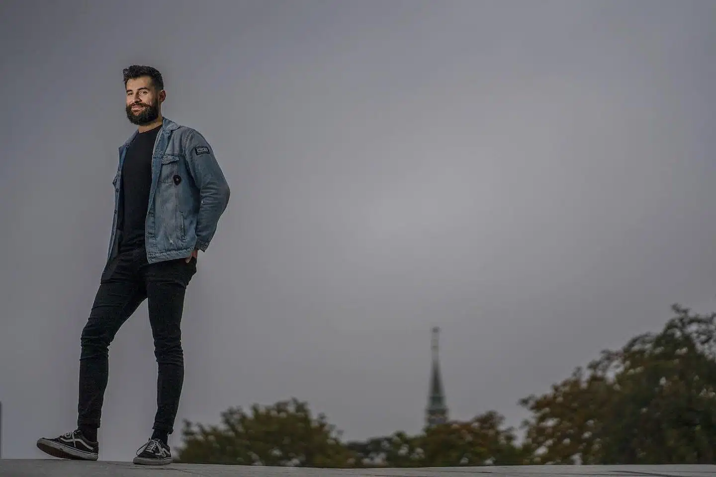 »Jeg følte, at jeg mislykkedes og ikke var god nok. Det gjorde mig flov og påvirkede min selvtillid. Og selv om det var rammerne, der burde bære skylden, var den politiske snak fraværende i min verden,« skriver Harun Demirtas.