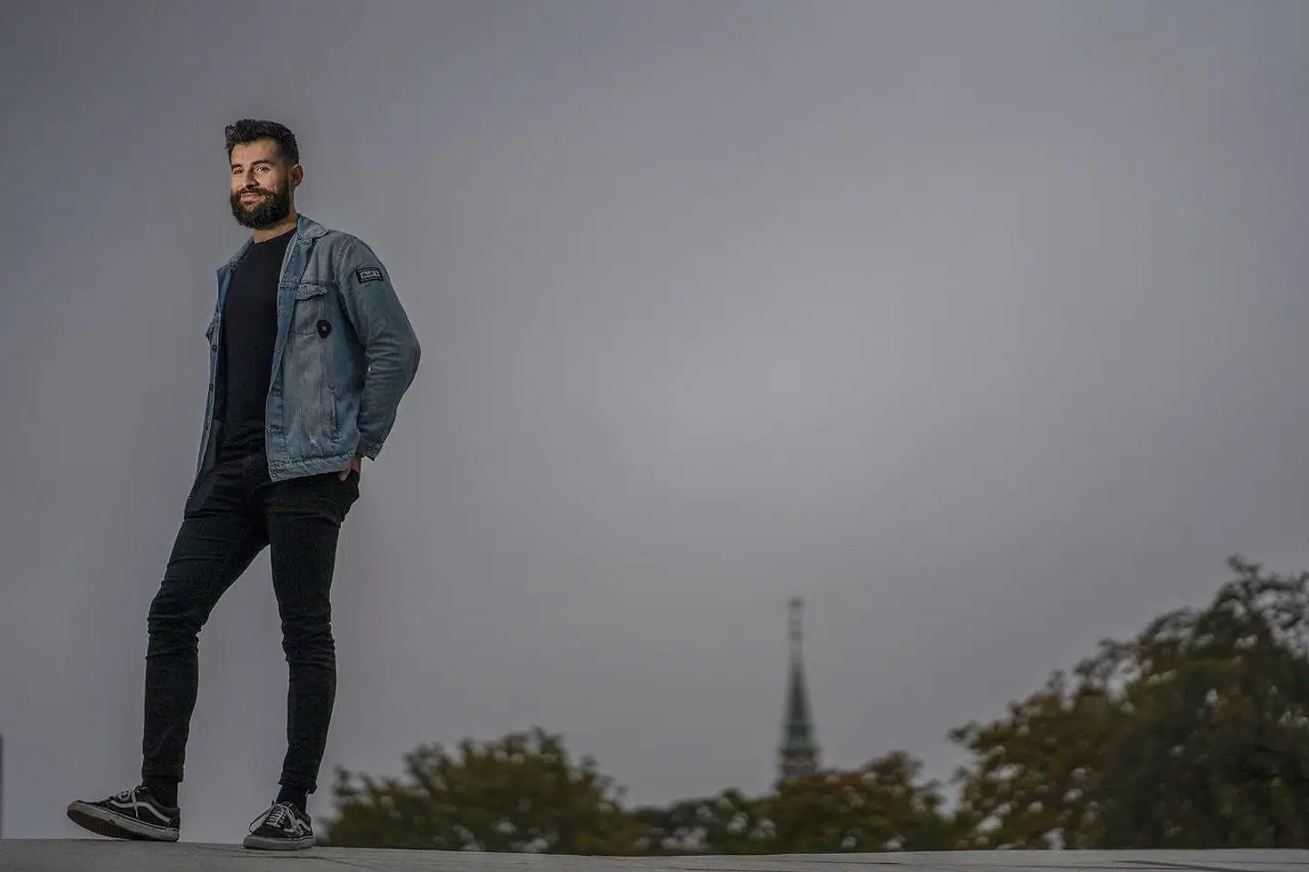 »Jeg følte, at jeg mislykkedes og ikke var god nok. Det gjorde mig flov og påvirkede min selvtillid. Og selv om det var rammerne, der burde bære skylden, var den politiske snak fraværende i min verden,« skriver Harun Demirtas.