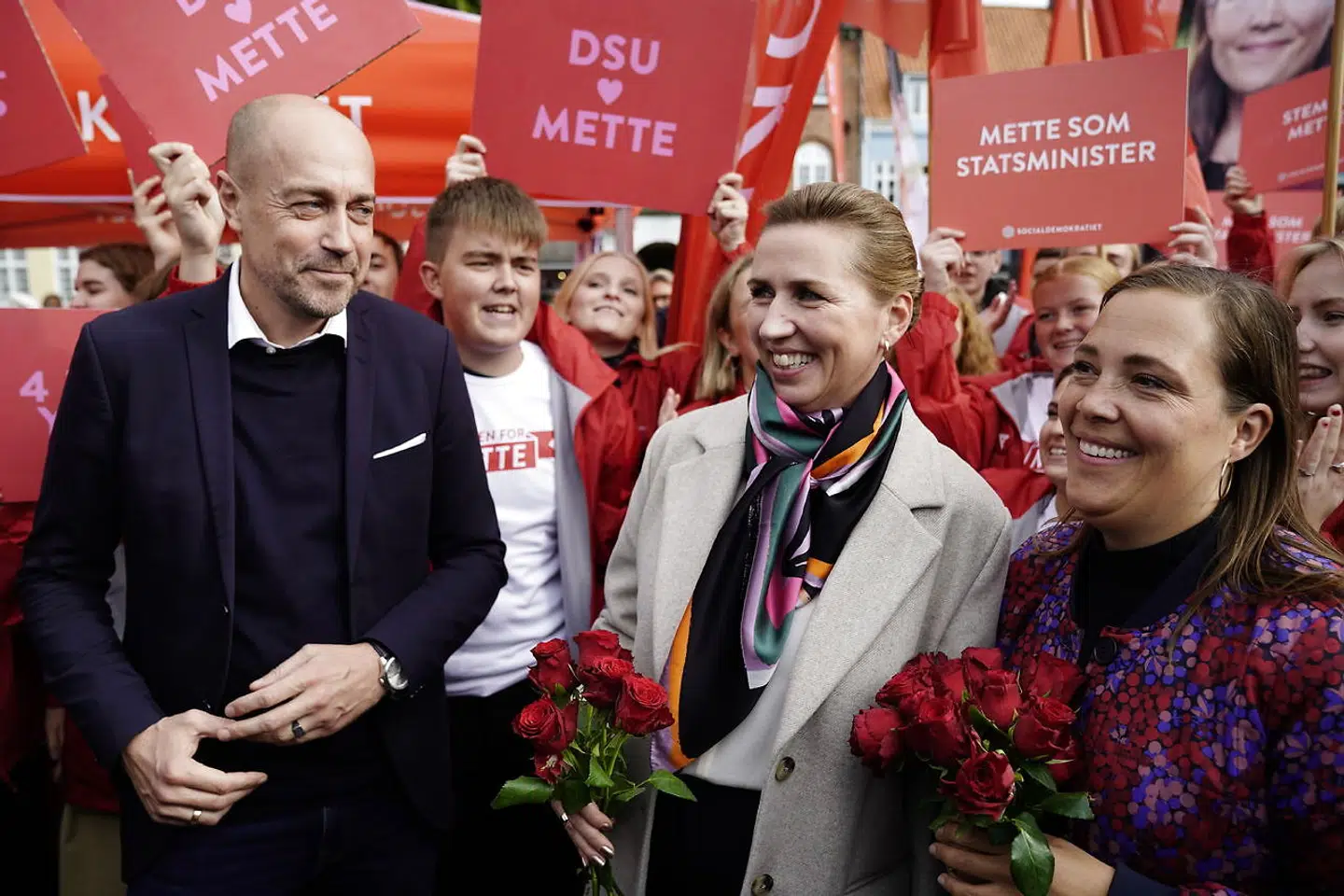 Statsminister Mette Frederiksen deler roser ud på gaden i Køge.
