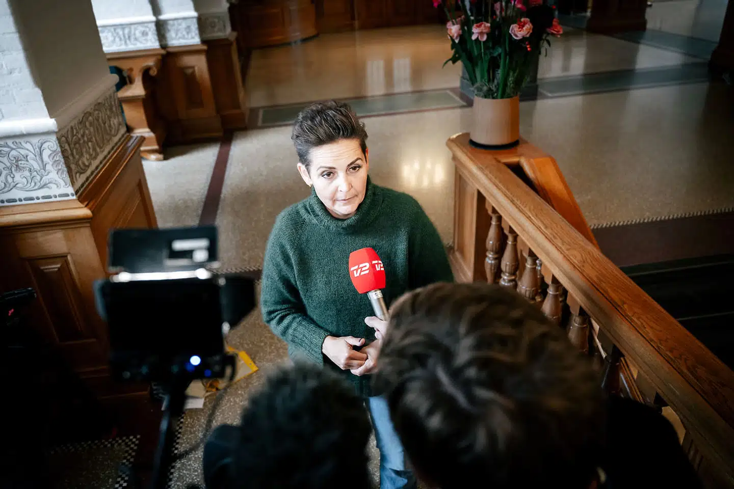 Pia Olsen Dyhr (SF) taler med pressen efter valgudskrivelsen i Vandrehallen på Christiansborg.