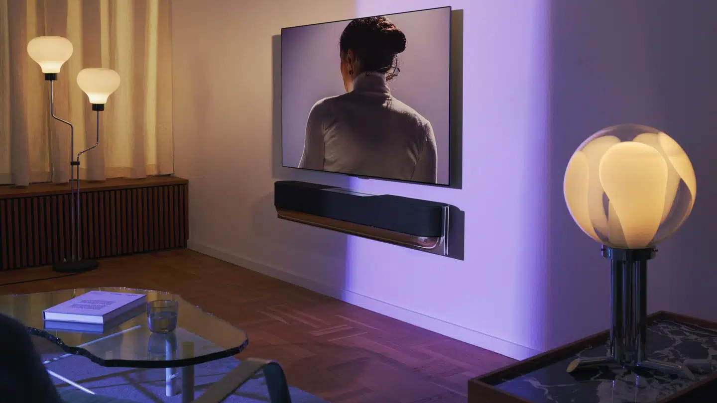 B&O fortsætter med også at producere lydprodukter i den helt dyre ende. Senest er lydbaren Beosound Theatre til 50.000 kroner kommet på markedet.