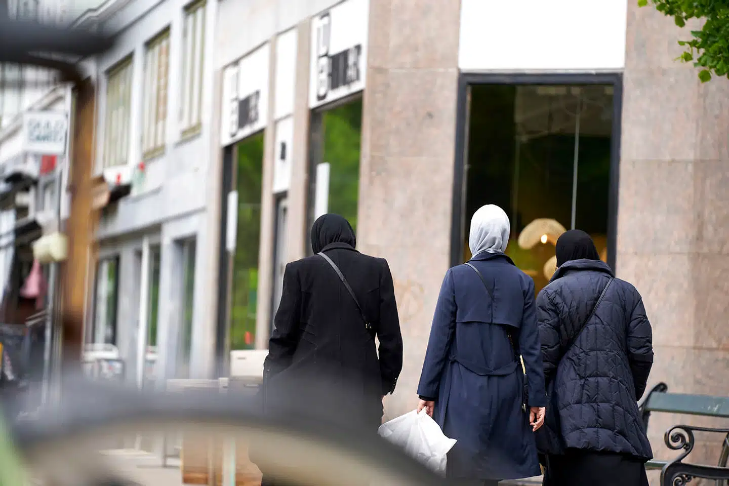 Kvinder med tørklæde på Nørrebrogade. Hovedbeklædningen er endnu en gang til debat, denne gang i forbindelse med skolegangen.