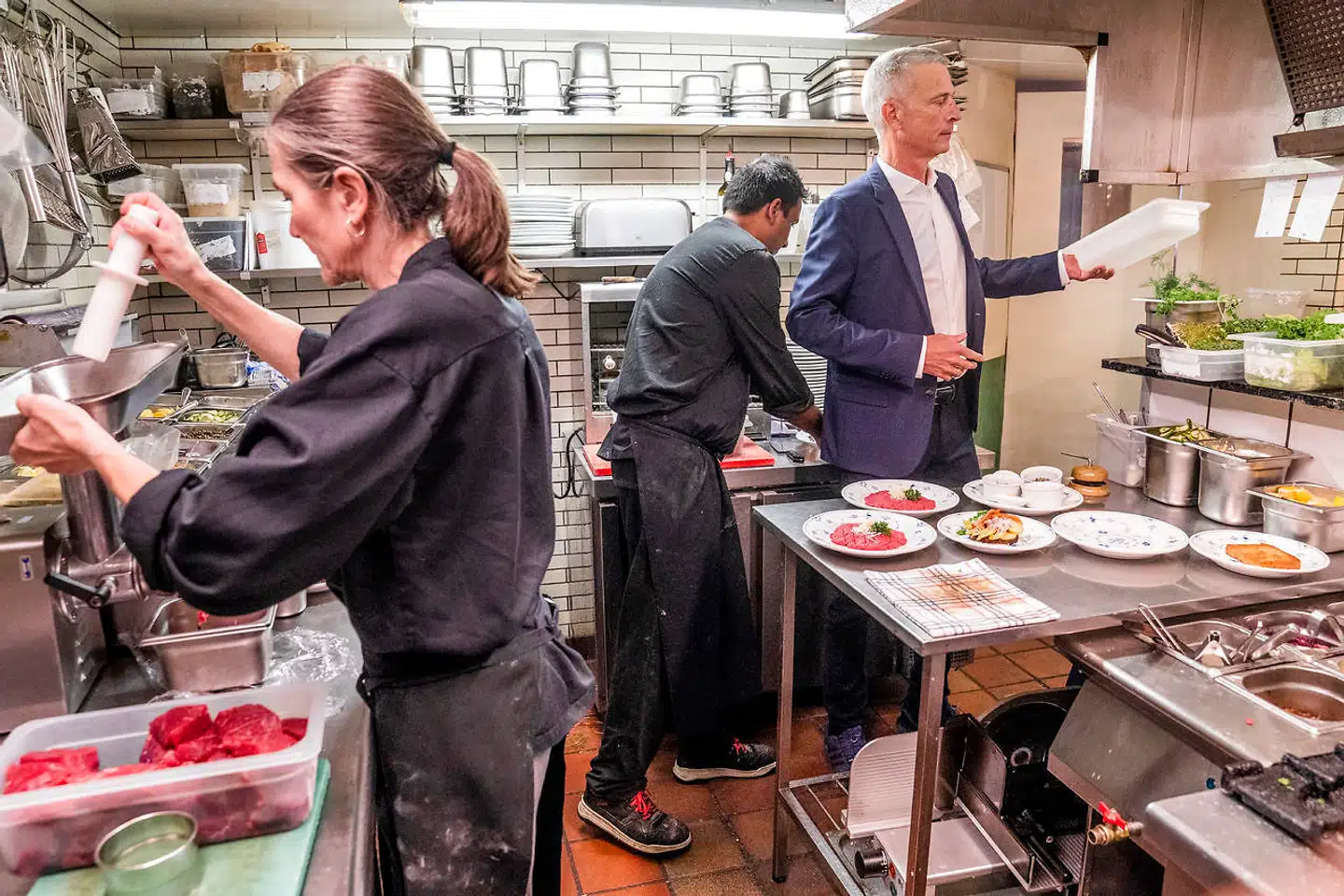 (Arkiv) Det er kun et års tid siden, at Claes Petersen på billedet fra Restaurant Kronborg kunne fortælle om manglende arbejdskraft i København. Nu tyder det nyeste tal fra Jobindex på, at luften måske begynder at gå ud af jobmarkedet.