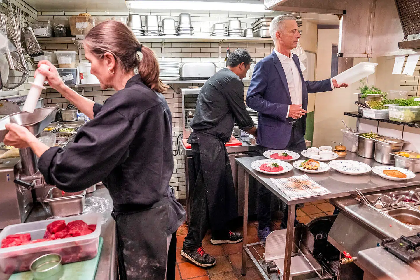 (Arkiv) Det er kun et års tid siden, at Claes Petersen på billedet fra Restaurant Kronborg kunne fortælle om manglende arbejdskraft i København. Nu tyder det nyeste tal fra Jobindex på, at luften måske begynder at gå ud af jobmarkedet.