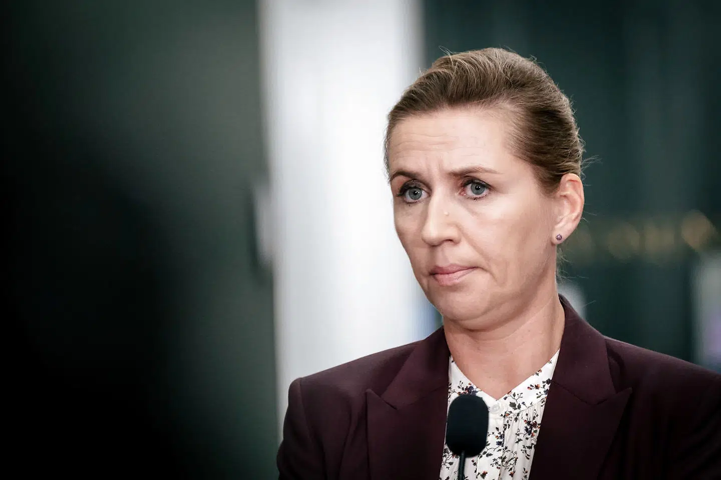 »Mette Frederiksen forsøger at vise en mere sårbår person, som måske også begår fejl – og i det her tilfælde bliver påvirket af embedet og alle dets svære beslutninger,« siger Troels Johannesen. Men det er for sent, mener han. Billedet er taget under et doorstep om situationen ved Nord Stream 1 og 2 i Statsministeriet 27. september.