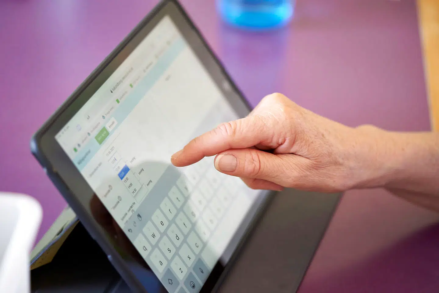 »Det er ikke mere brugervenligt at gå ned på kommunen med en byggesag og vente i receptionen, samtidig med at der udstedes pas, og skoleklasser får rundvisning på rådhuset, for derefter at tale med en medarbejder, som ikke nødvendigvis er inde i sagen,« skriver André Rogaczewski.