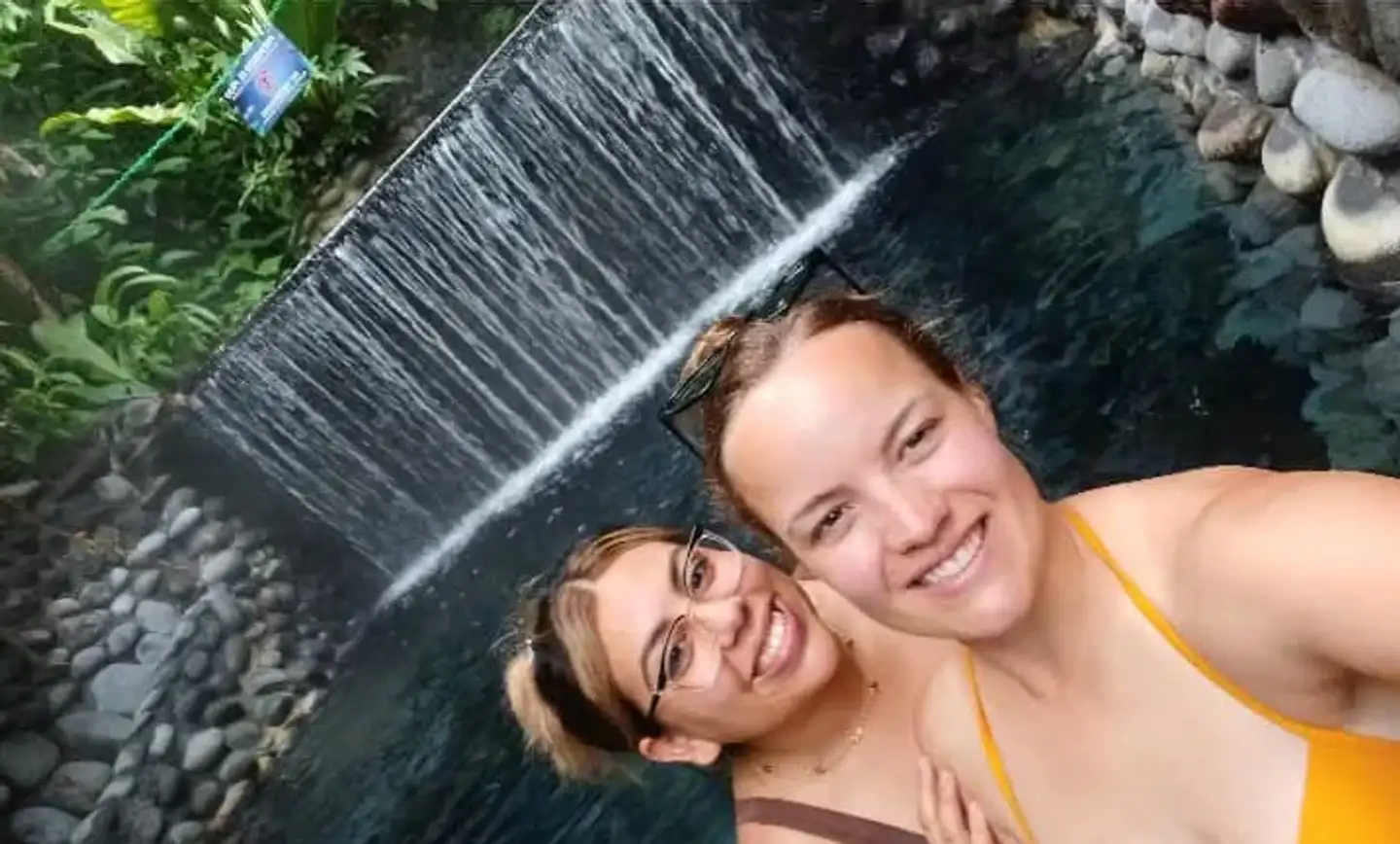30-årige Faith Bistline (th.) og 22-årige Emely Ortiz (tv.) fandt ud af, at de datede den samme mand. Derfra tog de en noget atypisk beslutning.