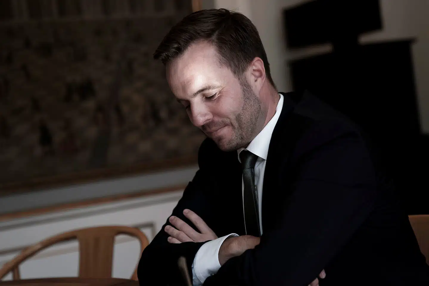 »Når vi kan se, at prisen stiger mere på visse produktgrupper i Danmark end i udlandet, så er vi nødt til at finde ud af hvorfor,« siger erhvervsminister Simon Kollerup. Men hvorfor siger han det lige nu, spørger Berlingskes erhvervsredaktør.