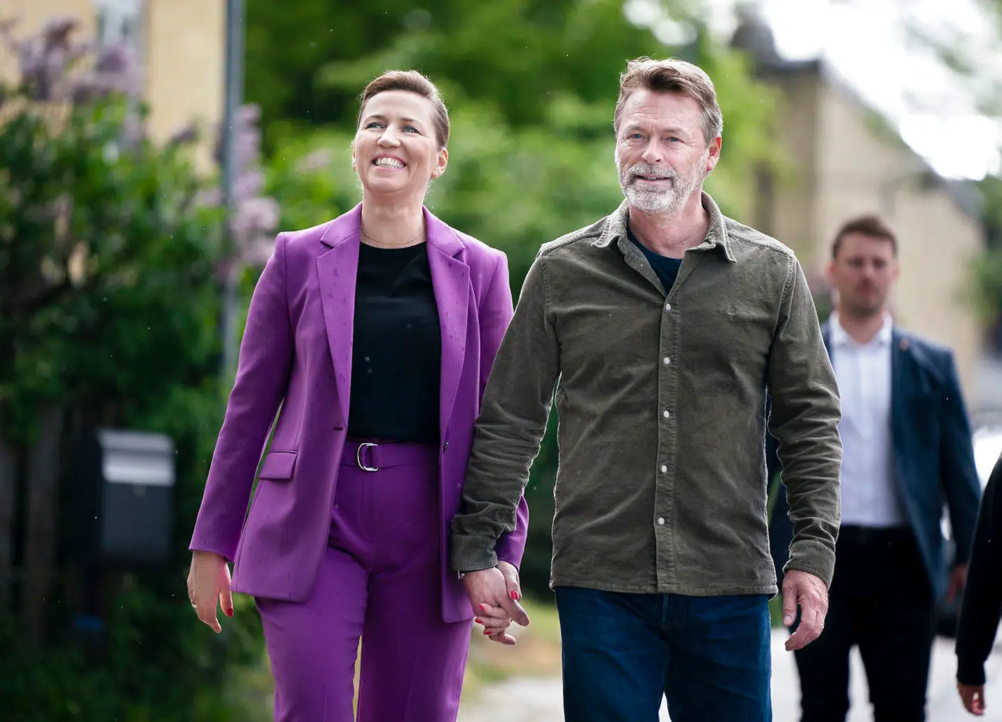 S-formand og statsminister Mette Frederiksen og hendes mand Bo Tengberg, da de stemte i Hareskovhallen i Værløse, onsdag den 1. juni 2022 om afskaffelse af forsvarsforbeholdet.