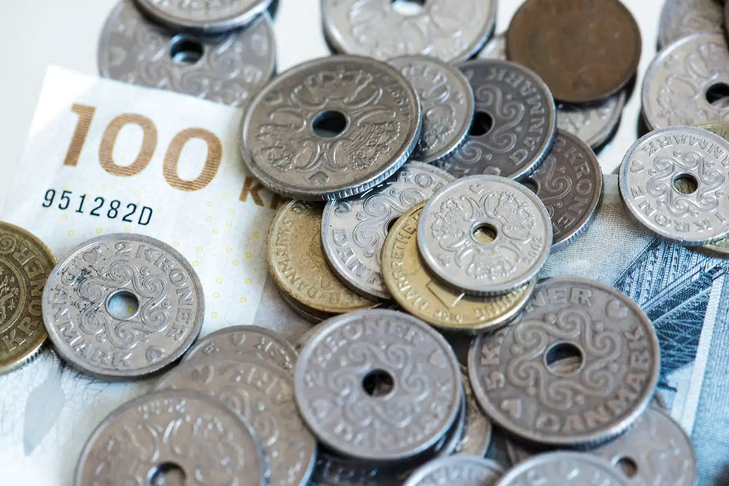 Lønningerne kommer til at stige til næste år, og der er ikke kun tale om småpenge. Vismændene spår, at lønningerne vil vokse med 4,6 procent næste år. Da vismændene samtidig tror, at inflationen kun vil vokse med 2,5 procent, vil danskerne igen kunne se frem til en fremgang i reallønnen.