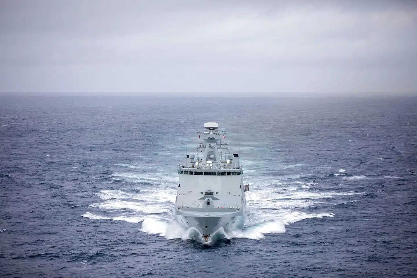 Den danske flåde er også massivt til stede. Fregatten »Absalon« og fregatten »Esbern Snare« (billede) er i farvandet omkring Bornholm (arkivfoto).