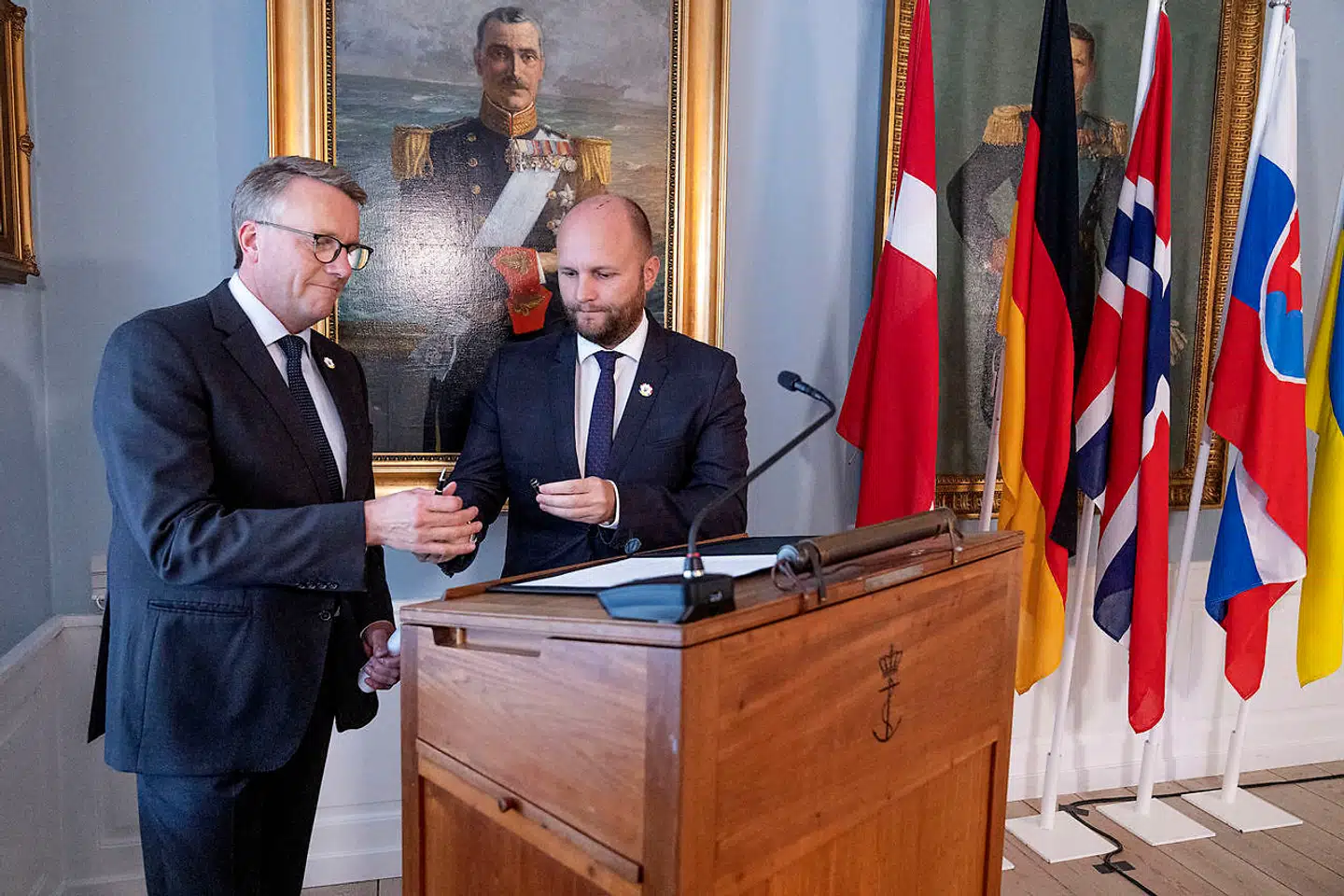 Forsvarsminister Morten Bødskov (S) og hans slovakiske kollega Jaroslav Nad præsenterer en fællesdonation til Ukraine på 685 millioner kroner. Udover dette beløb fik Regeringen fredag Folketingets opbakning til endnu en donorpakke på 1,1 milliard kroner.