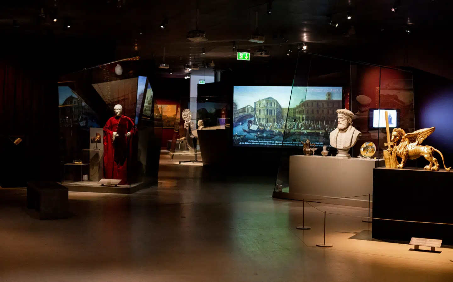 Dogen med den sjove hat, livet ved Rialtobroen, Sankt Markusløven og Marco Polo. Alle de elementer, man forbinder med Venedig, kan studeres på udstillingen.