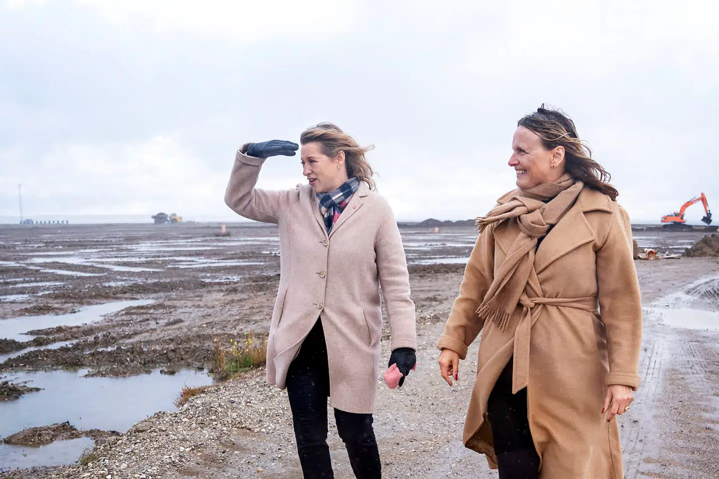 Det våde og mudrede område, som Københavns overborgmester, Sophie Hæstorp Andersen (S), og By & Havns direktør, Anne Skovbro, spejder ud over, skal om få år lægge grund til en helt ny havn i hovedstaden. Projektet til 800 millioner kroner sættes i gang nu.