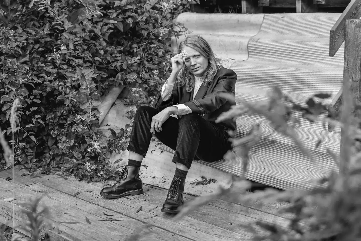 Glenn Bech går til yderligheder i sine fordomsfulde fortolkninger af verden og samfundet og menneskene.