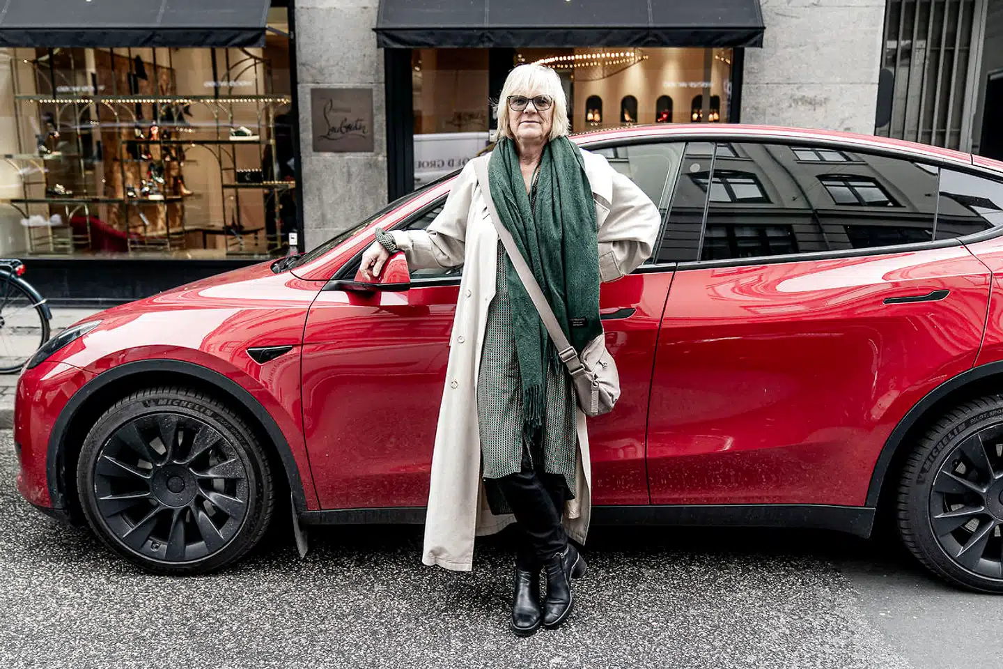 Birgitte Erhardtsen med sin nye Tesla, som hun nogen gange synes er møgirriterende.