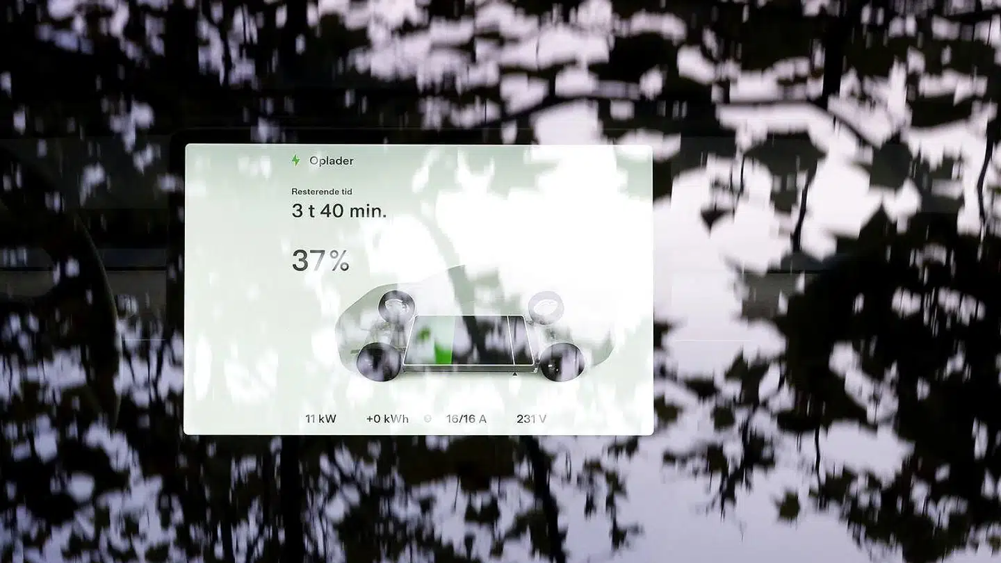 Elpriserne er på himmelflugt. Det samme er salget af elbiler, så flere og flere danske bilejere er på jagt efter den bedste ladeløsning til deres biler. Her en ladestander i gang i Borgergade i København.