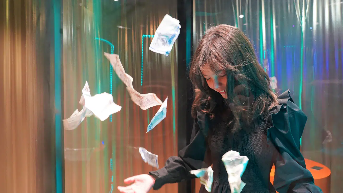 I Nationalmuseets udstilling kan man vinde penge på et plastikkort, og vinder man en million kr., får man ret til et pengebad i en glasklokke.