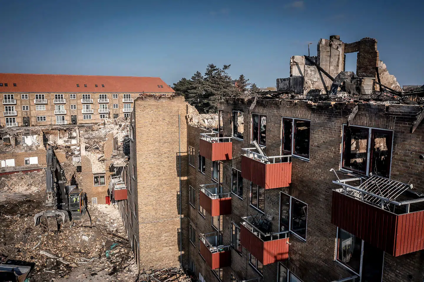 Dronefotografering af ruinerne af etagebyggeriet på Grøndals Parkvej i Vanløse i København, mandag den 28. marts 2022. 90 familier står uden tag over hovedet efter den voldsomme brand. Branden opstod fredag eftermiddag og spredte sig hurtigt. Store dele af etagebyggeriet nedrives nu.. (Foto: Mads Claus Rasmussen/Ritzau Scanpix)
