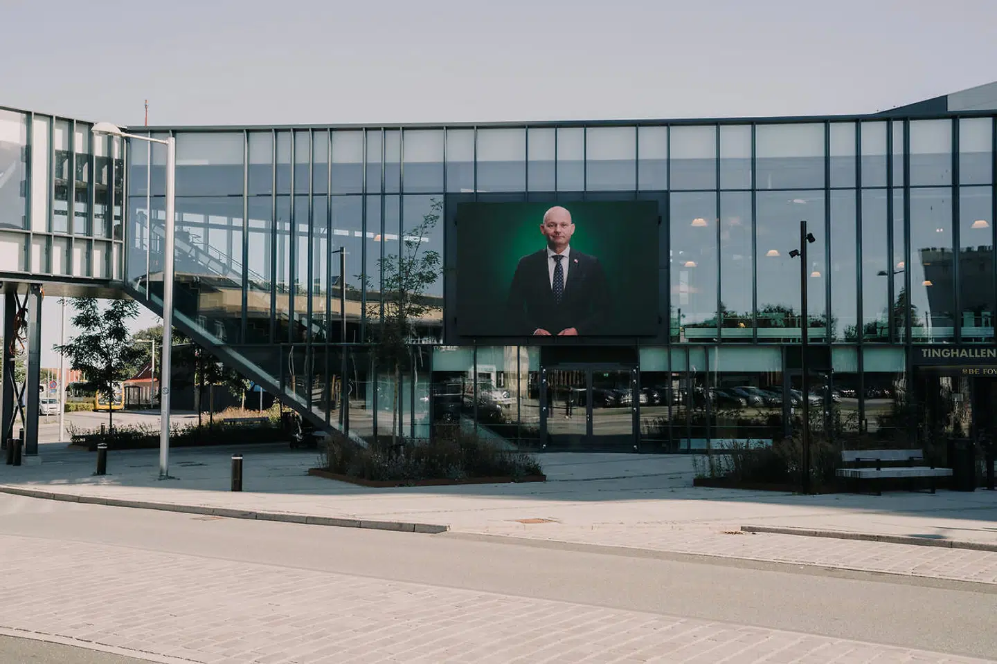 Statsministerkandidaten Søren Pape Poulsen (K) troner på storskærmen ved Tinghallen i Viborg. Papes troværdighed er under pres, men på hjemmebanen slår man ring om den tidligere borgmester.