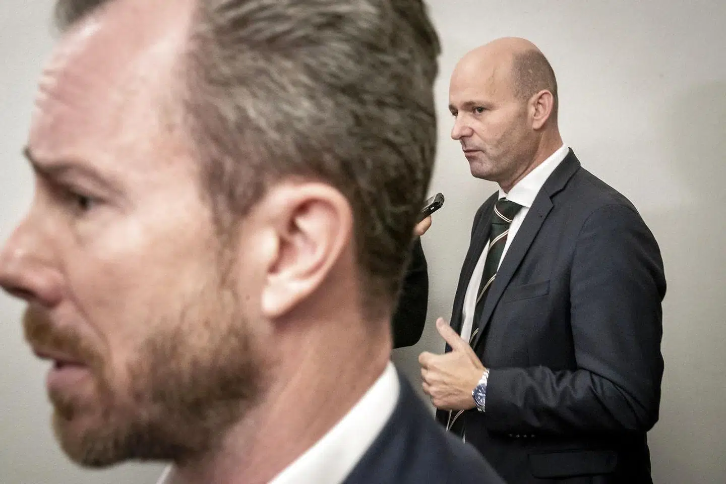 »Er det ikke nu, mere end nogensinde, at vi bør rykke sammen og skabe en 'Danmarks-regering', en samlingsregering, der skaber tryghed hos alle danskere, og hvor politikere ikke står og råber ad hinanden?« spørger Jon Stephensen.