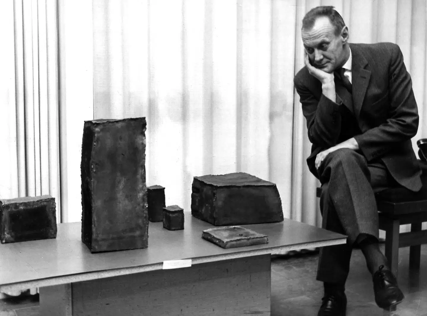 I 1960erne skabte Peter Rindal fra Kolding stor debat med sin hårde kritik af Statens Kunstfond. Her er han fotograferet ved en kunstudstilling af moderne kunst i Esbjerg. Han var, som det fremgår, ikke nogen stor beundrer.