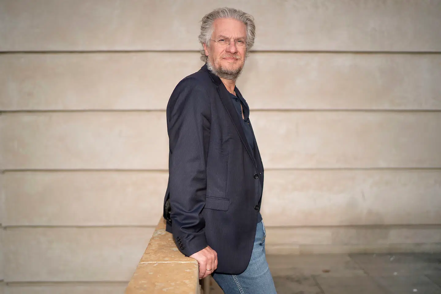 »De fleste kan godt lide kunst, som bygger på repræsentation, som ligner noget. Bortset fra Louisiana-segmentet er der jo ikke nogen, som gider at se på kunst, som ikke bygger på repræsentation. Der ville jo ikke ske ret meget, hvis den type kunst forsvandt,« siger Henrik Dahl.